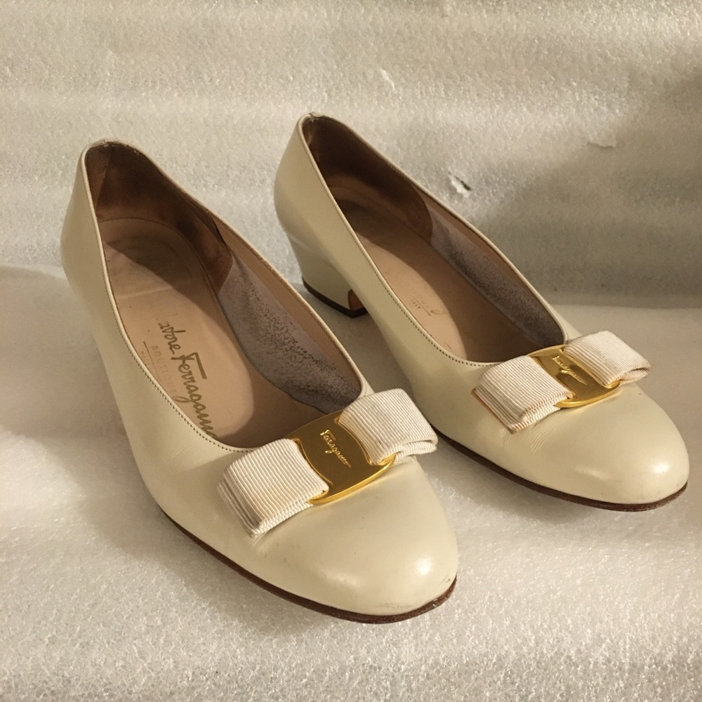 Vintage Salvatore Ferragamo Vara Bow Pumps Size 7